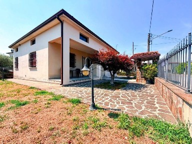 Villa unifamiliare via T. Speri 5, Centro, Manerbio