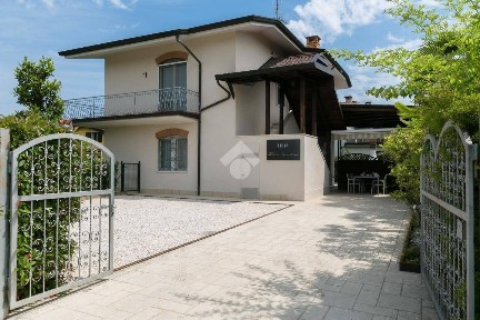 Sirmione, Viale Mozart, 9