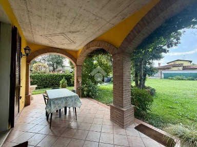 Villa unifamiliare via De gasperi 1, Centro, Quinzano d'Oglio