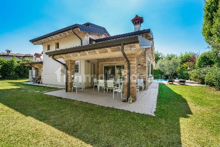 Villa unifamiliare via San Zeno, Lonato, Lonato del Garda