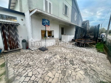 Villa bifamiliare via del Santellone, Villaggio Badia, Brescia