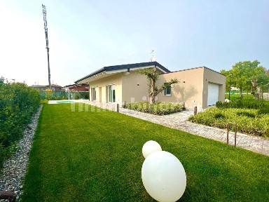 Villa unifamiliare via Montebello, Lonato, Lonato del Garda