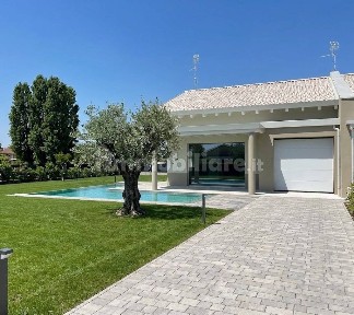 Villa unifamiliare via Alessandro Manzoni 13, Centro, Montichiari