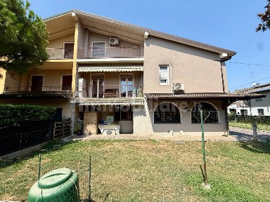 Villa plurifamiliare via delle Nazioni Unite, Centro, Bagnolo Mella