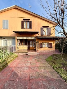 Villa bifamiliare traversa Sesta, Villaggio Badia, Brescia
