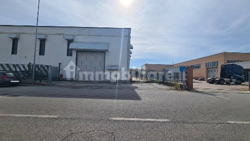 Capannone in Affitto