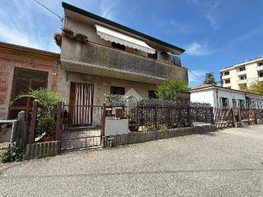 Villa bifamiliare via Bruno Buozzi 7, Commenda, San Bortolo, Rovigo