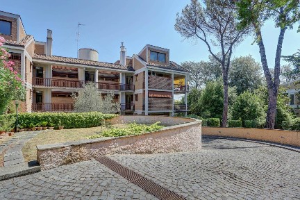 Roma, Camilluccia - Farnesina, Via della Camilluccia, 741