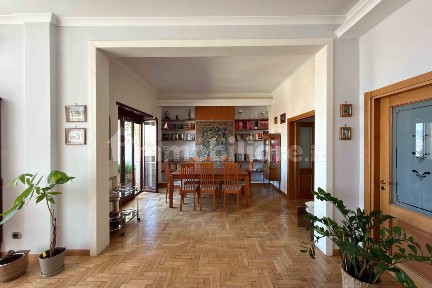 Appartamento buono stato, quinto piano, Vomero, Napoli