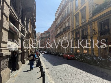 Appartamento buono stato, primo piano, Chiaia, Napoli