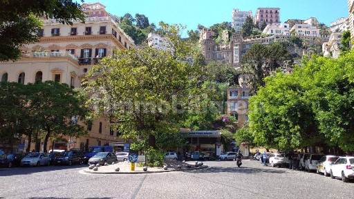 Appartamento buono stato, secondo piano, Chiaia, Napoli