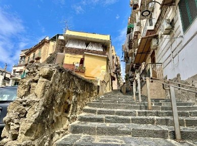 Bilocale salita Mauro, Stella - Materdei, Napoli