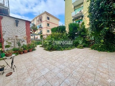 Trilocale via Amerigo Crispo, Fuorigrotta, Napoli