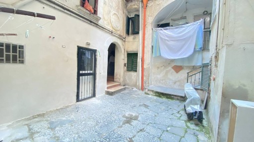 Trilocale piazza Miracoli, Sanità, Napoli