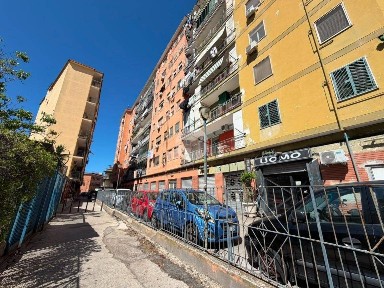Bilocale viale Cavalleggeri d'Aosta, Fuorigrotta, Napoli