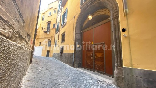 Quadrilocale largo dei Santi Apostoli, Tribunali, Napoli