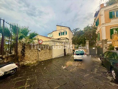 Napoli, Piazza Amedeo - Parco Margherita, Via Francesco Crispi