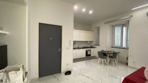 Trilocale via Cesare Rosaroll 76, Tribunali, Napoli