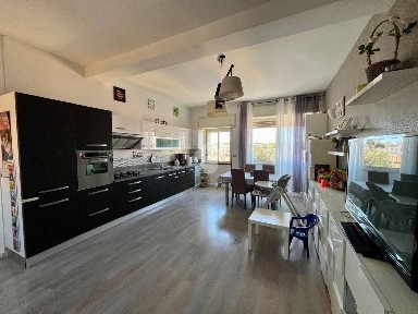Trilocale via Amerigo Crispo, Fuorigrotta, Napoli
