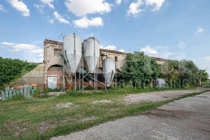 Capannone in Vendita