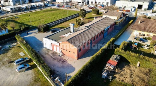 Capannone in Vendita