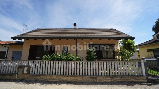 Villa unifamiliare via 4 Novembre, Centro, Cassolnovo