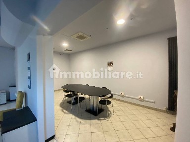 Attività commerciale con laboratorio in Affitto