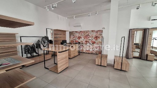 Locale commerciale in Affitto