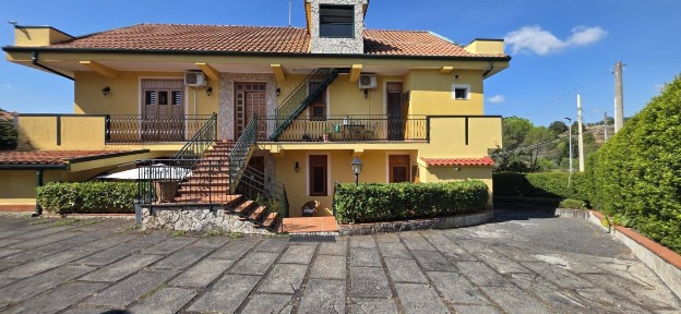 Villa plurifamiliare, ottimo stato, 445 m², Centro, Mascalucia