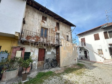 Stroppiana, Via Roma, 1