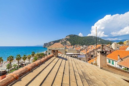 Mansarda piazza Vittorio Emanuele II 5, Centro, Finale Ligure