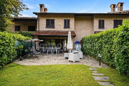 Villa a schiera via Papa Giovanni XXIII 13, Nobile Monguzzo, Monguzzo