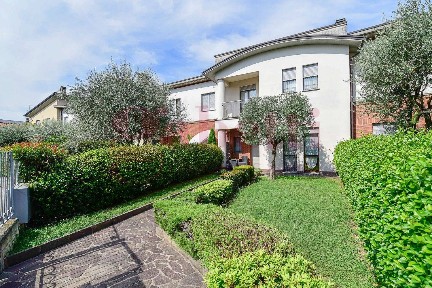 Villa a schiera via Sant'Agata 4, Centro, Mariano Comense