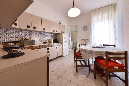 Quadrilocale buono stato, quinto piano, Argonne - Corsica, Milano