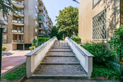 Trilocale via Popoli Uniti 8, Rovereto, Milano