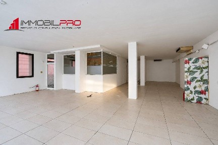 Attività commerciale in Affitto