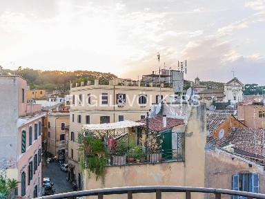 Attico via della Pelliccia, Trastevere, Roma