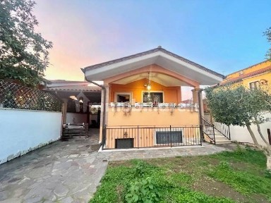 Villa bifamiliare via Rifiano, Infernetto, Roma