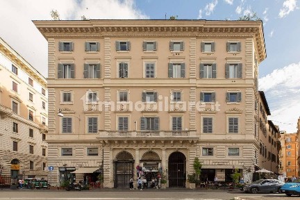Trilocale piazza della Chiesa Nuova, Piazza Navona, Roma