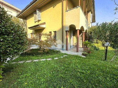 Villa bifamiliare via Monsignor Adriano Bernareggi 24, Oreno, Velasca, Vimercate