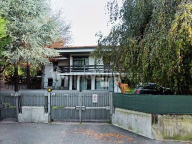 Villa all'asta via Banfi, 6, Vimercate