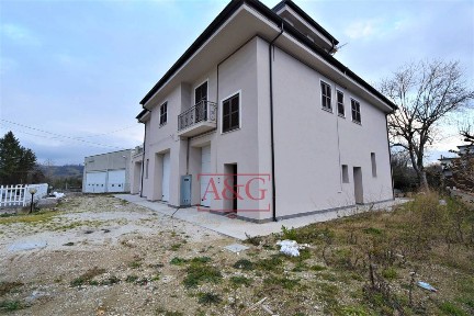 Amandola, Contrada pian di contro