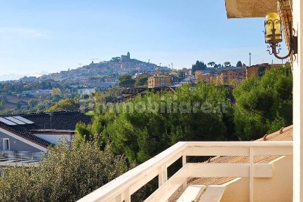Villa unifamiliare via Abruzzo, Centro, Fermo