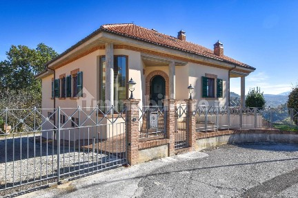 Amandola, Villa Rustici, 25