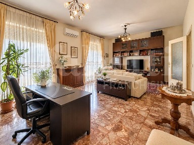 Trilocale via Martiri D' Ungheria, Snc, Centro, Scafati