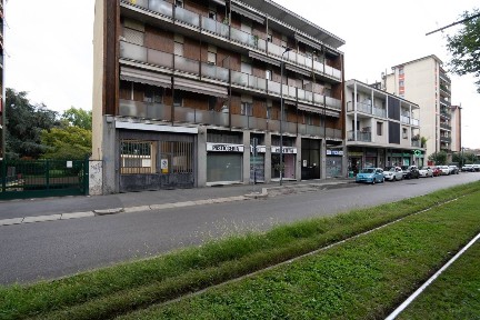 Milano, Chiesa Rossa, via medeghino, 25