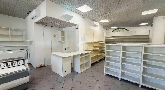 Locale commerciale in Vendita