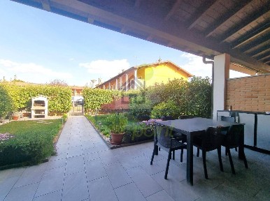 Villa a schiera piazza Falcone Borsellino, Fornaci, Terranova dei Passerini