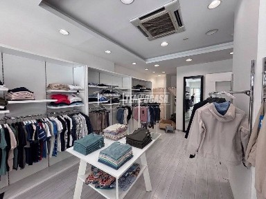 Negozio di abbigliamento in Vendita