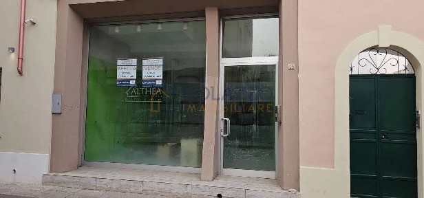 Locale commerciale in Vendita